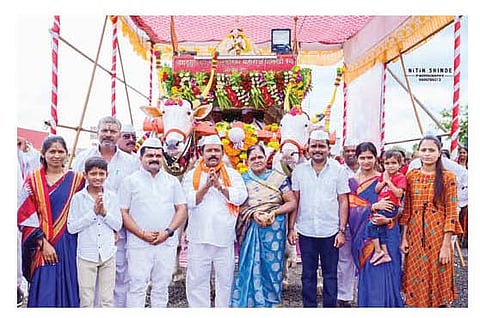 वाखारी येथे पालखी सोहळ्याचे स्वागत करताना चव्हाण व इतर मान्यवर.