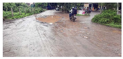 वाल्हे येथून पुणे-पंढरपूर पालखी महामार्गाला जोडणार्या मुख्य रस्त्याची झालेली दुरवस्था. (छाया : समीर भुजबळ)