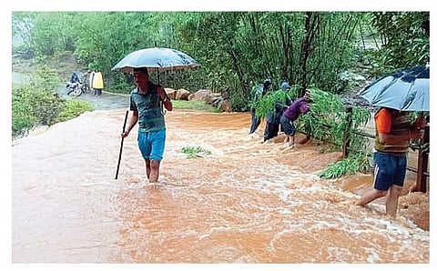 पासली - भुतोंडे रस्त्यावरील बालवड येथील पूल पुरात बुडाल्याने परिसराचा संपर्क तुटला आहे. पुलावरून वाहणारे पाणी.