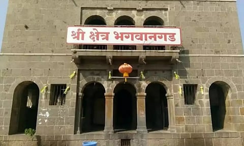 गुरुचरणी ठेविला माथा..! श्री क्षेत्र भगवान गडावर गुरुपौर्णिमा भक्तिभावाने साजरी