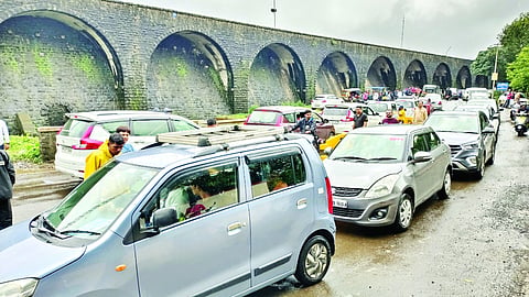जमावबंदीच्या आदेशाला वाटाण्याच्या अक्षता, लोणावळ्यात पर्यटकांची तुफान गर्दी