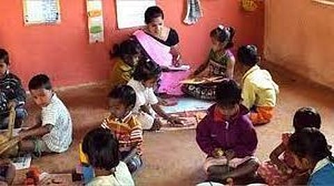 नाशिक : स्मार्ट सिटीच्या 92 अंगणवाड्यांमधील चिमुकले उघड्यावरच गिरवताहेत धडे