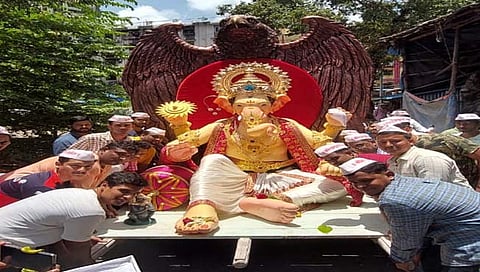 काेल्हापूर : रंकाळावेश गोल सर्कल मित्र मंडळाच्या बाप्पाचे मुंबईतून प्रस्थान