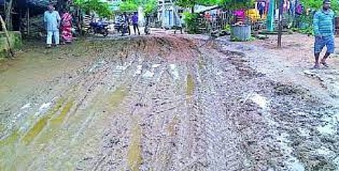 धायरी : अभिनव कॉलेज रस्ता झाला चिखलमय