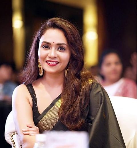 amruta khanvilkar