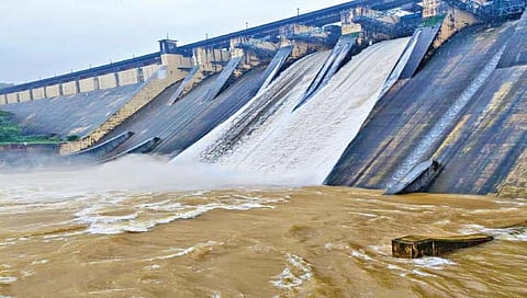 मुंबई : मुंबईला रोज 450 दशलक्ष लिटर पाणीपुरवठा करणारा मोडक सागर तलाव बुधवारी दुपारी एकच्या सुमारास ओसंडून वाहू लागला. पूर्ण भरलेला यंदाचा हा पहिलाच तलाव आहे. यामुळे मुंबईवरील पाणीटंचाईचे संकट वाहून गेले आहे.