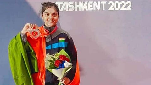 कोल्हापूर : अपंगावर मात करत मुलीला शिकविले; अन् मुलीने पटकावले सुवर्ण पदक