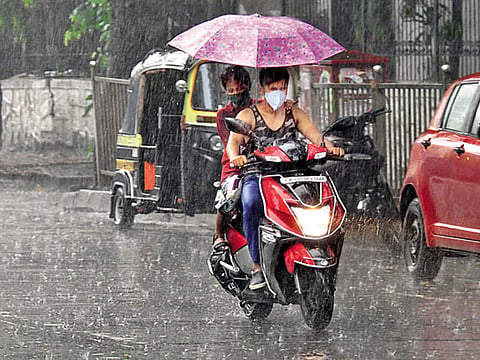 पिंपरी : दुचाकीवर छत्री वापरताय, सावध राहा…