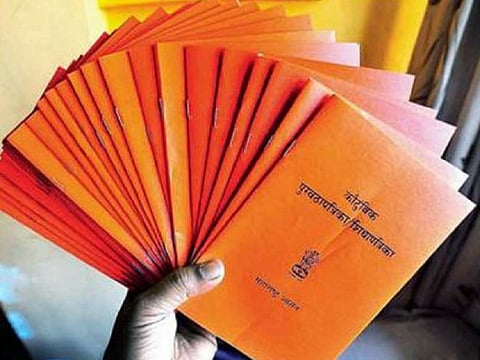 पुणे : रेशन कार्ड एक, उत्पन्नाचे दाखले मात्र दोन