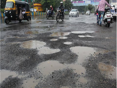 पुणे: रस्त्यावरील खड्ड्यांत झाड लावून आंदोलन