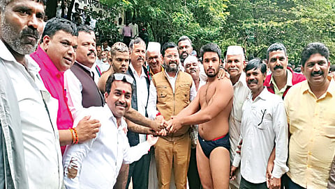 सिडको : पांडवलेणी येथे कुस्त्यांच्या दंगलीचा प्रारंभ करताना सुदाम डेमसे आणि भगवान दोंदे. समवेत संजय नवले, सोमनाथ बोराडे, सुनील कोथमिरे आदी.