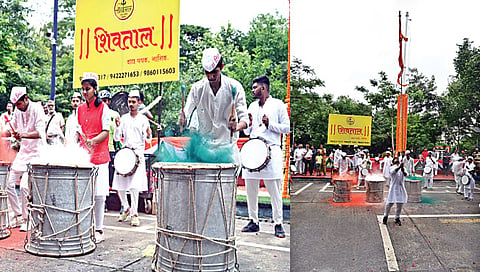 नाशिक : स्वातंत्र्याच्या अमृत महोत्सवानिमित्त महापालिका मुख्यालयात ढोल-ताशांचा गजर आणि एनसीसीच्या विद्यार्थ्यांनी गायलेल्या देशभक्तीपर गीतांनी आसमंत निनादून गेला. (छाया : रुद्र फोटो)