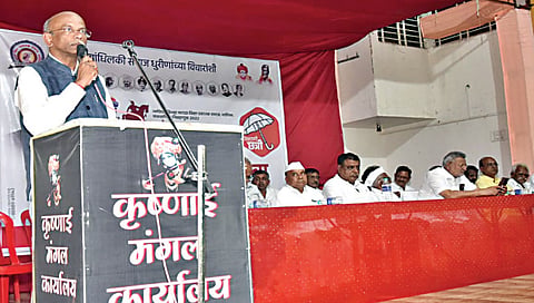 सटाणा : परिवर्तन पॅनलच्या प्रचार मेळाव्यात बाेलताना ॲड. नितीन ठाकरे. समवेत इतर मान्यवर.