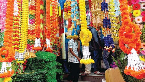 बेळगाव : आकर्षक सजावटीच्या साहित्याने बाजारपेठ सजली