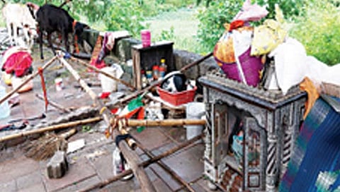 ठाणे : केडीएमसीच्या कारवाईत गरीब कुटुंब बेघर