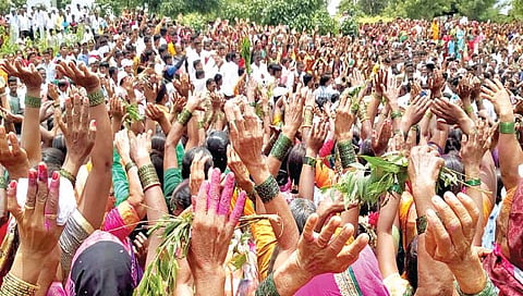 बोरीचा बार : 300 हून अधिक महिलांनी एकमेकींना हातवारे करत वाहिली शिव्यांची लाखोली