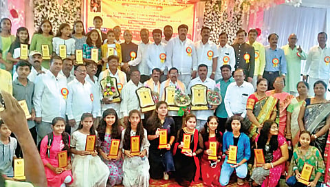 नाशिक : विद्यार्थी तसेच समाजभूषण पुरस्कारार्थींसह प्रमुख पाहुणे.