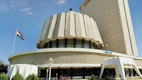 शिंदे सरकारचा निशाणा शिवसेनेच्या बलस्थानावर