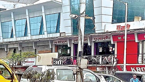कराड : वाहनांमुळे सीसीटीव्ही कॅमेर्यांना धोका