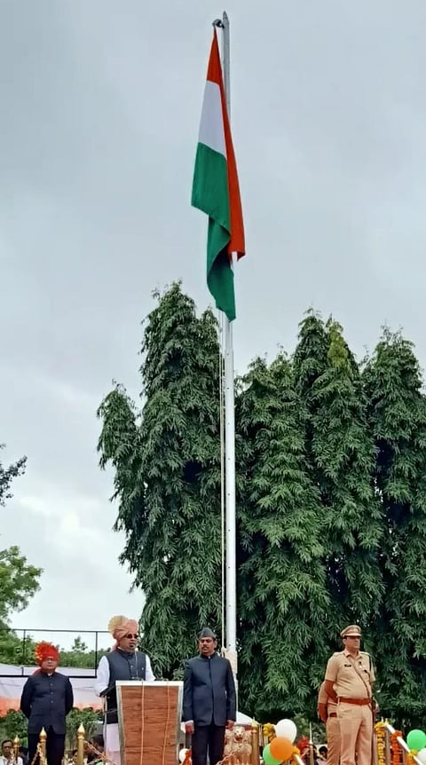 अहमदनगरला महसूलमंत्री ना.राधाकृष्ण विखे पाटील यांच्या हस्ते ध्वजारोहण