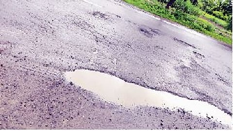 पुणे-पंढरपूर पालखी महामार्गावर दौंडज खिंड ते निरा (ता. पुरंदर) या अरुंद रस्त्यावर पडलेले जीवघेणे खड्डे. (छाया ः समीर भुजबळ)