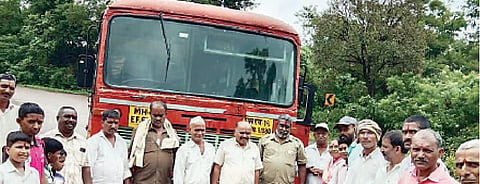 करंजे-सांगवी भिडे (ता. भोर) येथे नवीन पुलावरून लालपरी धावली. या वेळी ग्रामस्थांच्या वतीने वाहक-चालक यांचा सत्कार करण्यात आला.