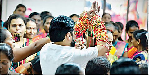 आमदार अतुल बेनके यांना राखी बांधताना महिला भगिनी.
