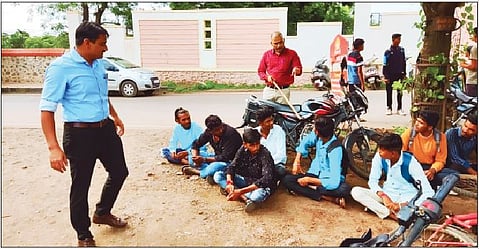बारामती शहर पोलिसांनी वाहन परवाना नसताना वाहने चालविणार्या विद्यार्थ्यांना ताब्यात घेतले.