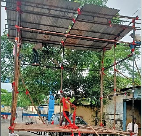 जुनी सांगवीत गणेशोत्सवासाठी मंडप उभारणीचे काम सुरू आहे.