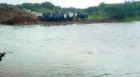आंबी खुर्द येथील विद्यार्थ्यांना शाळेसाठी कर्हा तीरावर थांबावे
लागत आहे. (छाया : अशोक वेदपाठक)