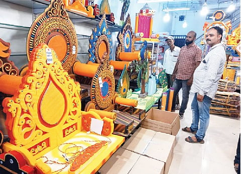 नानाविध प्रकारची मखरे सध्या बाजारपेठेत उपलब्ध आहेत.