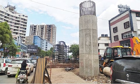 सिंहगड रस्त्यावर सुरू असलेले उड्डाणपुलाचे काम.