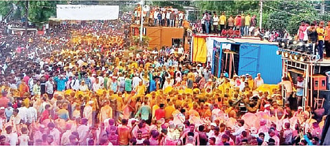 महाळुंगे पडवळ (ता. आंबेगाव) येथे बैलपोळा मिरवणुकीत बेधुंद होऊन नाचणारे शेकडो तरुण अन् शेतकरी.