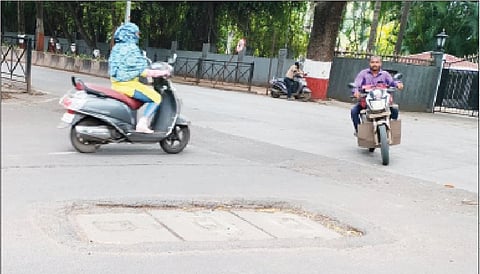 कल्याणीनगरमधील कल्याणी बंगल्यासमोरील रस्त्यावर चेंबर रस्त्याशी समतल नसल्याने अपघाताचा धोका आहे.