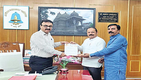 नाशिक : मनपा आयुक्त डॉ. चंद्रकांत पुलकुंडवार यांना जुन्या ठेकेदारांना मुदतवाढ देण्याविषयी निवेदनाव्दारे प्रश्न उपस्थित करताना मनपाचे माजी विरोधी पक्षनेते अजय बोरस्ते तसेच माजी गटनेते विलास शिंदे.