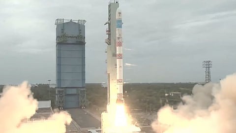 ISRO : विद्यार्थ्यांनी बनवलेला ‘आझादीसॅट’ घेऊन पहिल्या ‘SSLV’ ची अंतराळात झेप (पाहा व्हिडिओ)