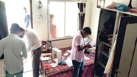 सिन्नर : घटनास्थळी पंचनामा करताना सिन्नर पोलिस.