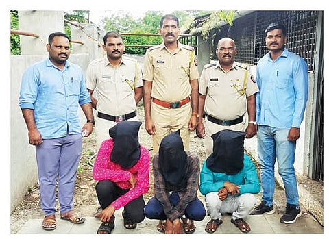 राशीन : अल्पवयीन मुलीला त्रास देणार्या तीन टवाळखोरांना कर्जत पोलिसांनी जेरबंद केले आहे.