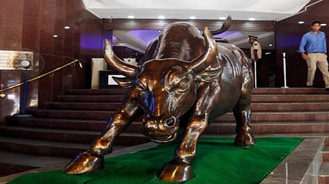 Stock Market Closing | शेअर बाजारावर अमेरिकेतील मंदीचे सावट! IT स्टॉक्स गडगडले, बँकिंग स्टॉक्समध्ये तेजी, जाणून घ्या मार्केटमधील घडामोडी