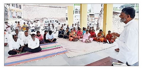 करंजी : ग्रामसभेत बोलताना अॅड. मिर्झा मणियार. (छाया : मयूर मुखेकर)