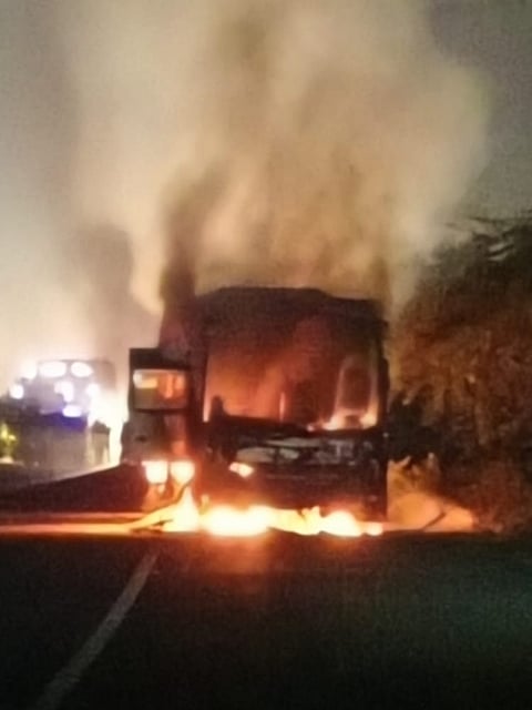 पुणे-सोलापूर राष्ट्रीय महामार्गावर खासगी ट्रॅव्हल्स जळून खाक
