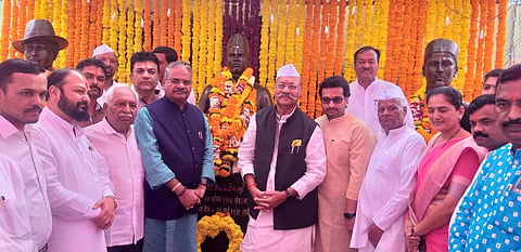 हुतात्मा राजगुरू यांच्या ११४ व्या जयंती निमित्त पुतळ्याला अभिवादन करताना खासदार श्रीनिवास पाटील,शिरूर चे खासदार डॉ. अमोल कोल्हे, माजी खासदार शिवाजीराव आढळराव पाटील