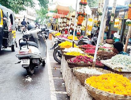 पिंपरी : फूल विक्रेत्यांचे वाहनतळावर अतिक्रमण