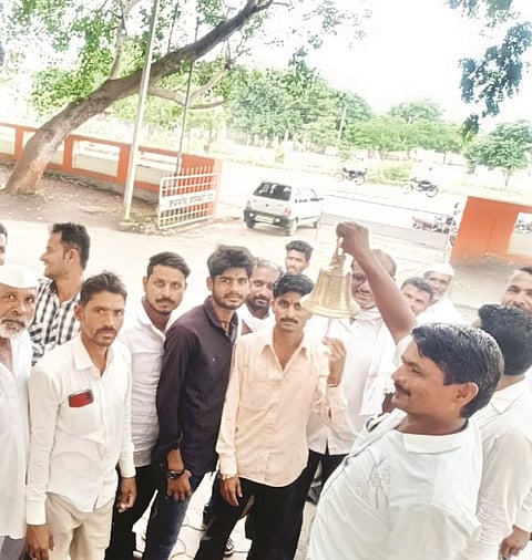 पाथर्डी : रस्ता कामाच्या चौकशीसाठी घंटानाद, सार्वजनिक बांधकाम अधिकार्यांच्या आश्वासनानंतर ग्रामस्थांचे आंदोलन मागे