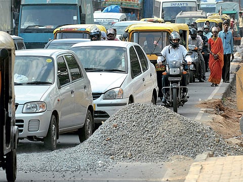पिंपरी: अपुर्या कामांचा रस्त्यावरच राडारोडा