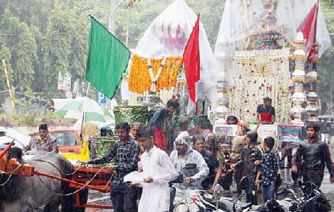 पुणे : ताबूत, पंजांचे मिरवणुकीने विसर्जन