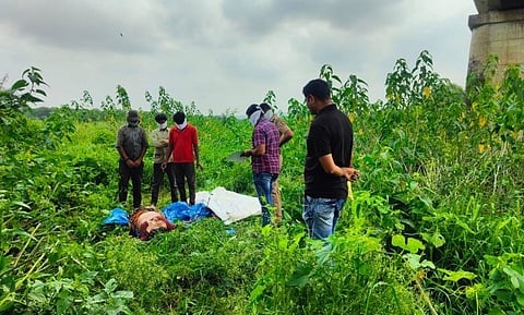 जळगाव : मुक्ताईनगरला संशयिताने मृतदेह एका प्लास्टिकच्या कॅरिबॅगमध्ये गुंडाळून फेकून दिल्याने पंचनामा करताना पोलीस. (छाया: चेतन चौधरी)