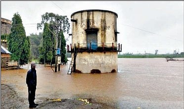 निपाणी : पुराच्या पाण्यामुळे जत्राट-भिवशी मार्गावर असलेला पूल पाण्याखाली जाऊन बंद झालेला मार्ग.