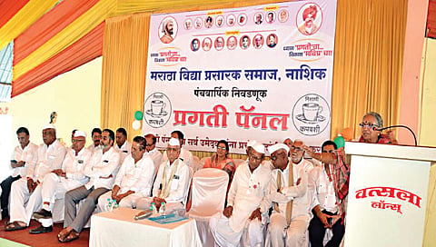 देवळा : प्रगती पॅनलच्या मेळाव्यात बोलताना नीलिमा पवार. समवेत इतर मान्यवर.