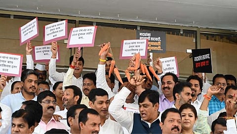 गाजर देणे बंद करा… ओला दुष्काळ जाहीर करा : विरोधी पक्षांच्या आमदारांची विधानभवनात घोषणाबाजी